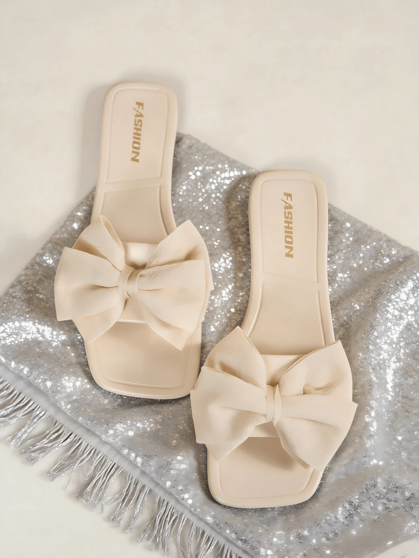 Sandalias planas para mujer, versátiles, con lazo negro casual y punta abierta, nuevas sandalias de plástico de ocio y playa para el verano 2025 - Beis - Ver 1