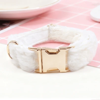 Collar de perro de peluche suave, adecuado para perros pequeños, medianos y grandes. El collar de mascota/perro de aleación de zinc es fácil de abrochar y desabrochar. Un collar de perro de alta gama perfecto para ocasiones como bodas y el Día de San Valentín. (Debido a las variaciones en la tela, los lotes y los colores pueden diferir ligeramente; se envían al azar).