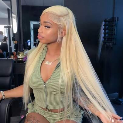 Eulisi 这款28英寸金色长直发假发，采用60%真人发丝制成，蕾丝前额设计，专为女性打造，配有13x6高清透明无胶深分缝。假发采用耐热纤维制成，质地柔软，是时尚派对的理想之选。