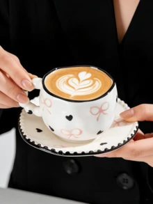 Bộ 1 tách và đĩa sứ nặn tay hình nơ và trái tim, kiểu Pháp dễ thương với họa tiết chấm bi nơ và trái tim, thích hợp dùng trong tiệc trà chiều và tráng miệng, quà tặng chất lượng cao, phù hợp cho nhà hàng, phòng khách, quán cà phê, làm quà tặng hoặc tiệc tùng. - Nhiều màu - Xem 3