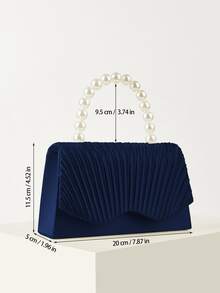 Noctella 这款手拿包华丽优雅，饰有珍珠串珠手柄和波浪褶皱细节，包盖采用醒目的波浪褶皱设计，包型呈高贵的信封式轮廓。是颁奖典礼和正式宴会的完美之选，散发着高贵典雅的气质，深受眼光独到的时尚爱好者的青睐。也是馈赠女性的理想之选。 - 藏蓝色 - 查看 4