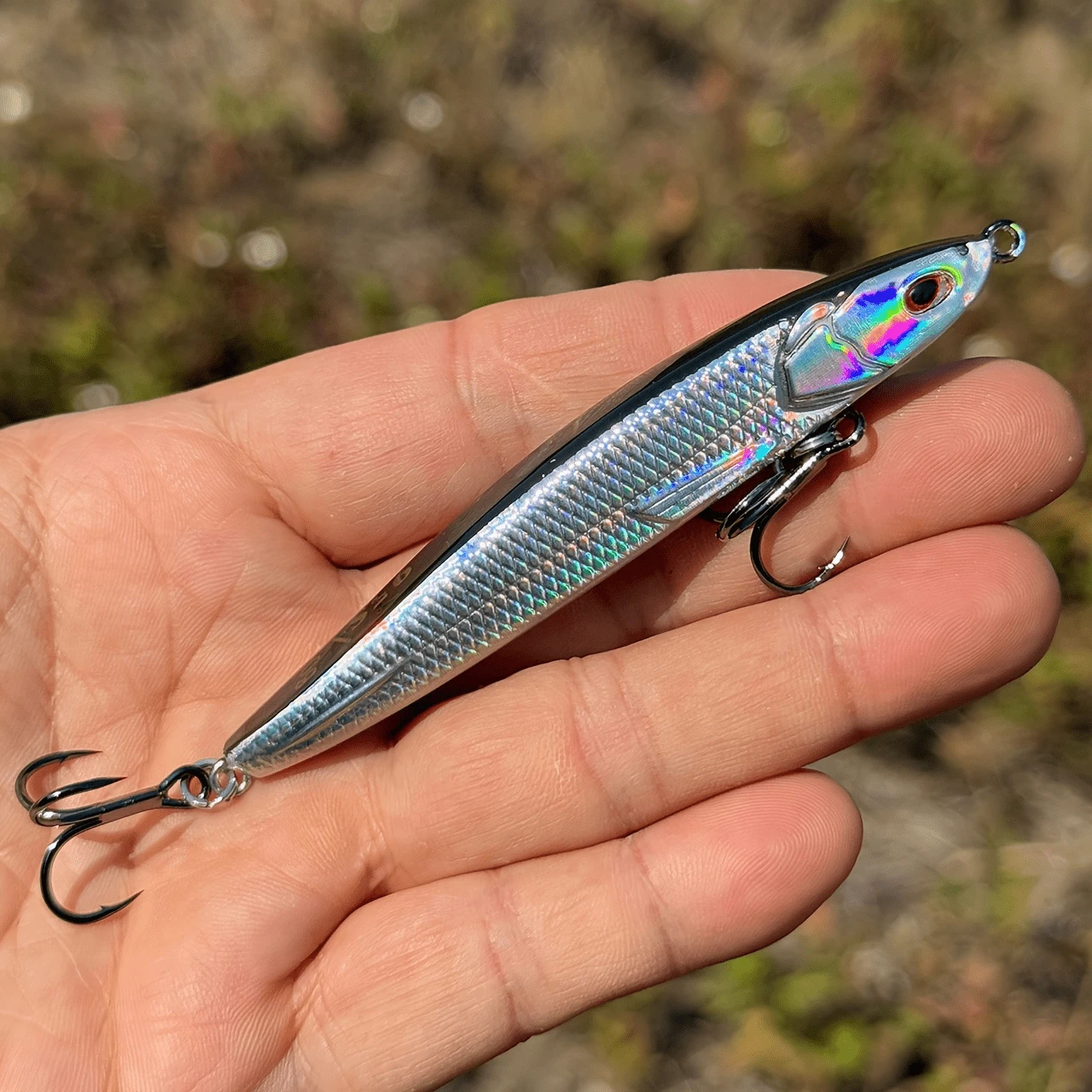 新款夏季海钓金箔反光路亚，这款精心设计的铅笔型路亚，细致地复制了活饵鱼的外观和泳姿。其全息鳞片纹理的身体反射出彩虹般的光泽，而流线型的轮廓使其在水下呈现出逼真的泳姿。 - 彩色 - 查看 1