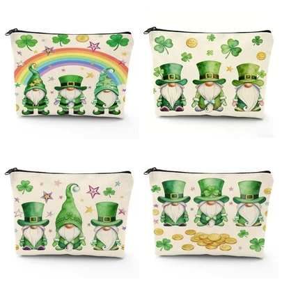 将爱尔兰的幸运魔力装进你的包包！这款圣帕特里克节化妆包是地球日和春夏旅行的必备单品，饰有水彩风格的小精灵、彩虹、幸运草和金币图案，是贴心又有趣的礼物之选。容量充足，可收纳所有化妆品，也可作铅笔盒、耳机/线缆收纳包或便携旅行包使用。