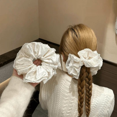 1个白色蕾丝波点珍珠缎面四层发圈，蓬松大号发绳，适合日常佩戴、派对、聚会、度假，四季皆宜