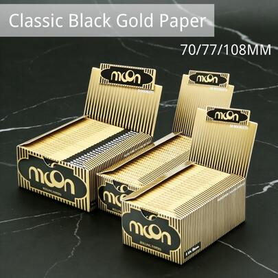 MOON经典系列黑金70/77/108毫米，25/50/100片装，多种尺寸可选，经典黑金渐变竖条纹卷烟纸，慢燃超薄，燃烧均匀，口感顺滑，70毫米50片/包，77毫米40片/包，108毫米32片/包，多种尺寸、多种规格、多种选择，高性价比之选，适合吸烟者，是户外露营、室内聚会、家庭囤货的理想之选。