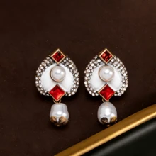 Un par de pendientes de estilo vintage exquisitos y personalizados con perla falsa incrustada, de esmalte bicolor rojo cuadrado y blanco y negro, adecuados para el uso diario de las mujeres, fiestas y banquetes, un regalo para mujeres, un regalo festivo - Blanco - Ver 4