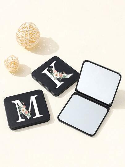 时尚黑色方形镜，饰以白色字母花纹，便携折叠高清双面口袋镜，适合放入手提包，采用塑料材质，耐磨耐用，轻巧便携，口袋镜，迷你化妆镜，全新设计，旅行配件，男女皆宜。