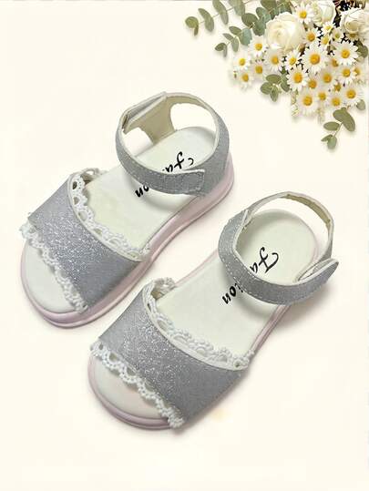 1双儿童夏季凉鞋，亮片厚底凉鞋，银色亮面蕾丝饰边，魔术贴搭扣，清新厚底公主鞋，适合宴会、聚会、派对、婚礼、度假等场合。