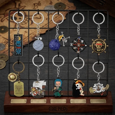 10件套个性化时尚海贼王合金钥匙扣套装，包含人气动漫角色蒙奇·D·路飞、罗罗诺亚·索隆以及骷髅通缉令。