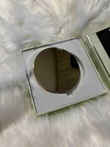 Prada Gương trang điểm tròn mạ vàng, 100% kim loại, với logo hình tam giác đặc trưng. - Vàng - Xem 7