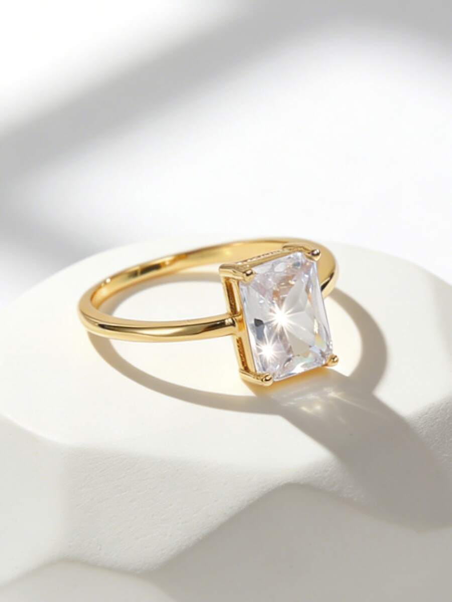 Charm-In 18K镀金祖母绿切割锆石戒指，简约单钻订婚戒指，适合婚礼及日常佩戴，低过敏性珠宝，送给她的礼物 - 金色 - 查看 1