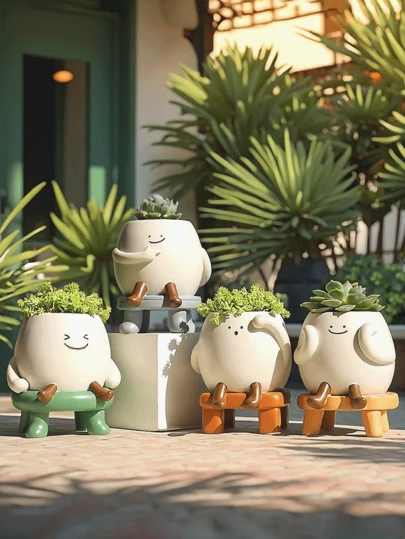 هذا المزهرية ذو الوجه الابتسامي الجذاب يتميز بتصميم على شكل مقعد، مما يجعله مثاليًا للنباتات الصغيرة والكاكتوس. مصنوع من الراتنج مع فتحات تصريف، وهو مثالي للزراعة المنزلية. هذه هدية جميلة ستسر أي محب للنباتات.