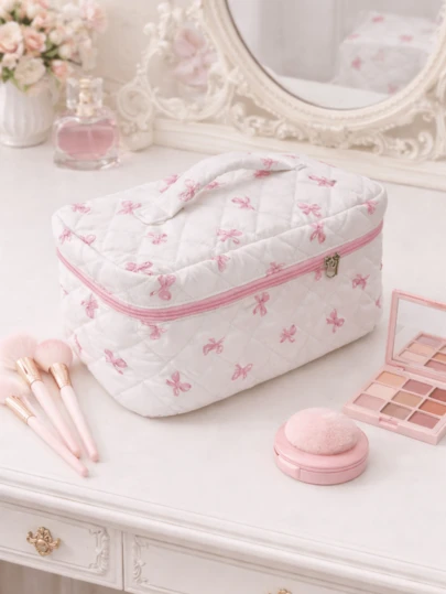 这款可爱的蝴蝶结图案化妆包容量大，可收纳旅行化妆品。它还是一款便携可折叠的吹风机收纳包。适合学生、青少年和妈妈们使用。是开学季、情人节和母亲节的理想礼物。