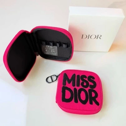 Dior 玫瑰红纹理帆布化妆包，方形黑色涂鸦字母图案化妆袋