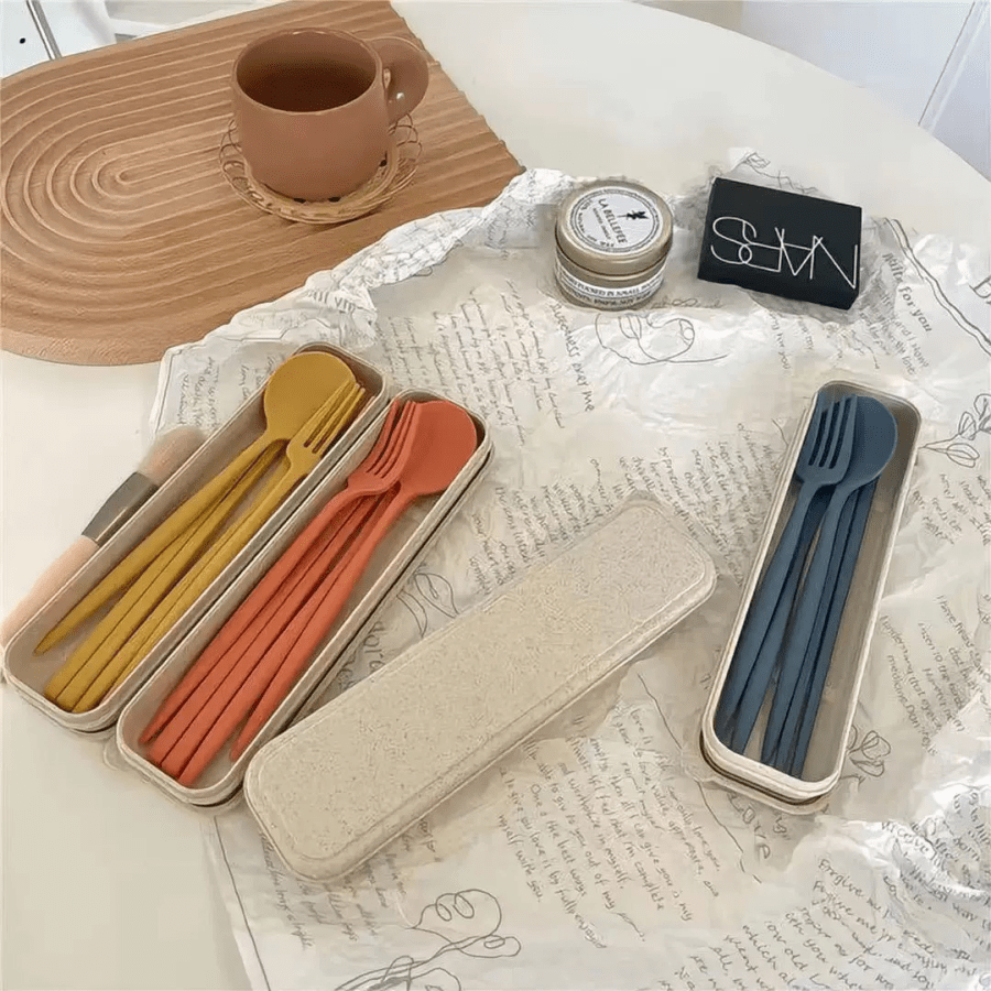 一套便携式餐具，包括筷子、勺子和叉子，采用小麦秸秆材质，可重复使用，多种颜色可选，创意学生礼品餐具，易于清洁和存放，经久耐用，适合学生、上班族、户外用餐、旅行和返校用餐。