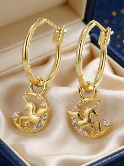 女士镀金耳环，镶嵌锆石的独角兽和月亮吊坠，简约优雅的设计，适合日常通勤和工作场合佩戴，是时尚爱好者的理想礼物。