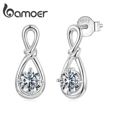  BAMOER 0.5克拉永恒闪耀莫桑石结婚耳夹，925纯银无限符号搭配水滴形镀白金，百搭结婚订婚礼物，可作为送给朋友和女士的礼物。