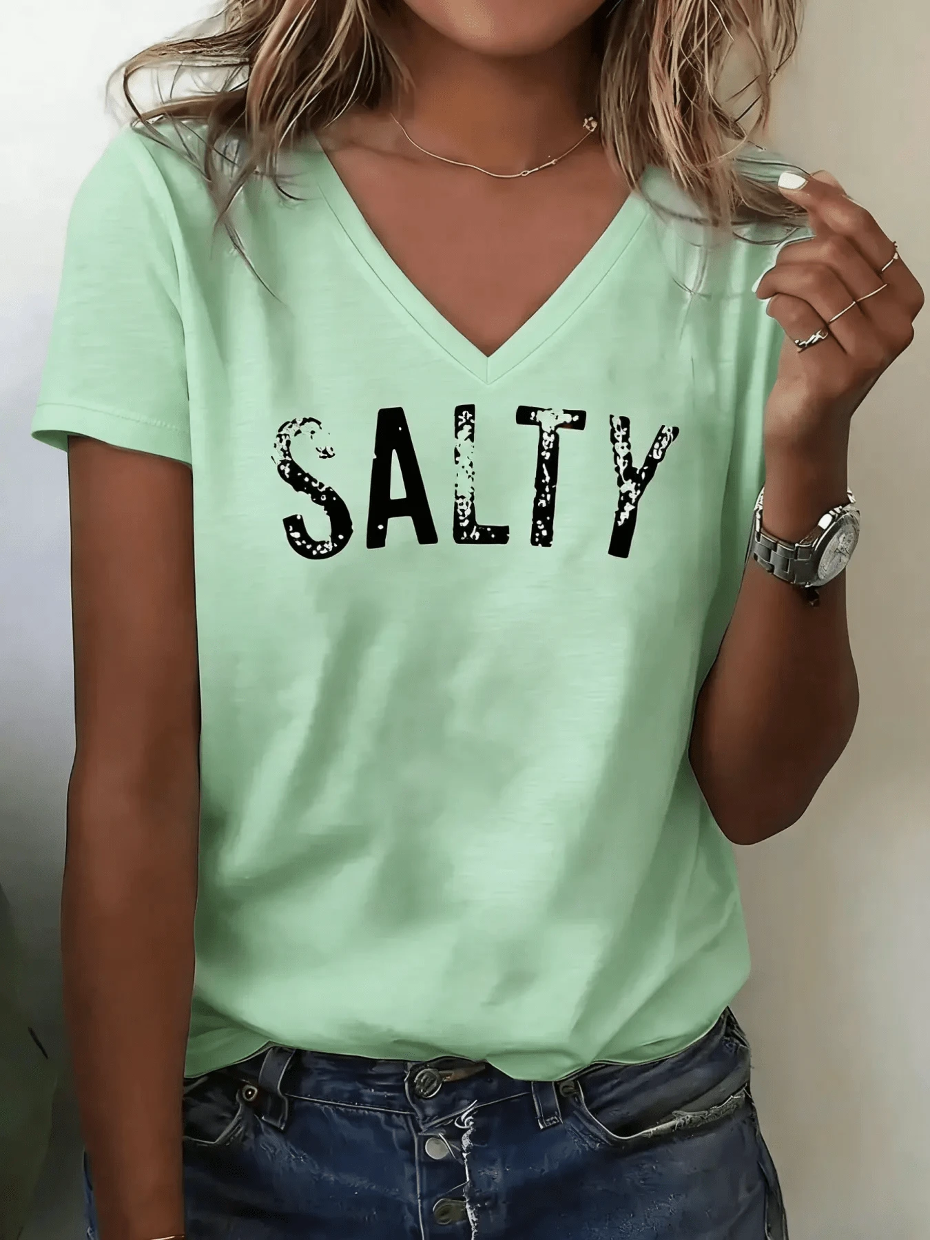 Women's Casual V-Neck T-Shirt With SALTY Pattern Print - White Short Sleeve Standard Fit Top, Suitable For Daily Wear, Outings, And Gifts - Machine Washable - 草綠色 - 查看 1