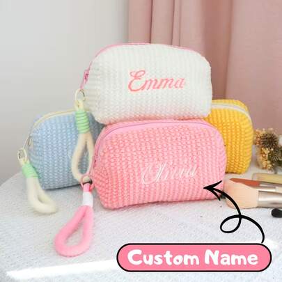 1 pieza Bolsa de cosméticos de peluche personalizada con nombre de mujer para viajes, con correa colgante de peluche, pequeña bolsa de tocador rosa para dama de honor, organizador portátil con cremallera para fiestas, bolso personalizado, estuche de maquillaje para niñas, regalo para mamá, mejor amiga, dama de honor, amigo secreto, adecuado para cumpleaños, aniversario, graduación, vuelta al colegio