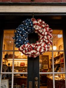 1个30厘米2D爱国美国国旗主题高品质亚麻花环，采用蓝色星星印花和红白条纹印花双层设计，圆形，带有纹理褶皱细节，适合前门装饰，非常适合7月4日独立日、阵亡将士纪念日、劳动节和日常爱国家居装饰。 - 彩色 - 查看 3