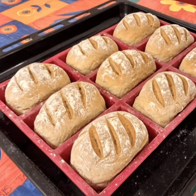 1個 9穴パン焼きモールド、シリコン素材、耐熱性 & 洗いやすい、一度に9個のパンが焼ける、パン、ケーキ、クッキー作りに適し、オーブン、母の日ギフト、ママ用品、ベーキング用品