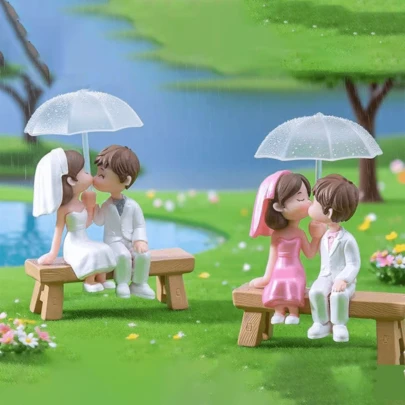 4 件套浪漫情侣摆件，迷你尺寸（约 5-7 厘米），采用优质塑料制成，温馨喜庆风格，有白色、黑色、蓝色、粉色等多种颜色可选，卡通情侣造型，婚礼服饰细节精致，适合用作汽车装饰、婚礼装饰，也是送给情侣和新婚夫妇的浪漫礼物。