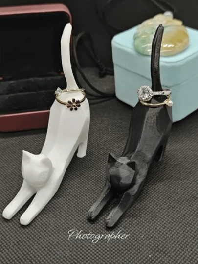 1/2pcs 3D Printed Cat Shaped Ring Holder - 1pc White And 1pc Black Cat Figurine, Ideal For Wedding Ring, Birthday Gift, Office Decor, Women's Jewelry Display And Storage, Perfect For Special Occasions | Minimalist Style Ring Holder | Decorative Accessory Cute Desktop Ring Stand, Collectible For Cat Lovers, Durable Plastic, No Power Needed, Gift For Cat Enthusiasts, Jewelry Tower, Valentine's Day, Mother's Day