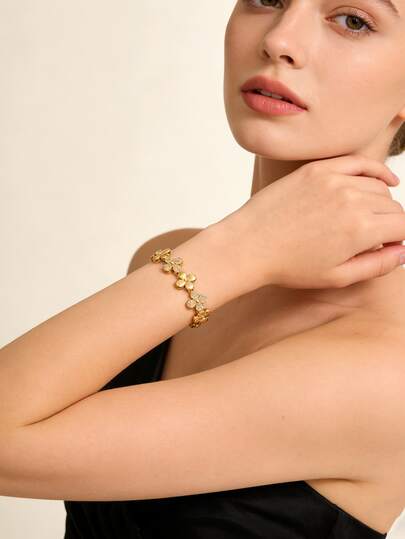 1 件装 - 高级镀金铜四叶草手链 | 交替镶嵌全钻和光滑四叶草 | 经久耐用，不易褪色 | 为日常工作装扮增添精致气息