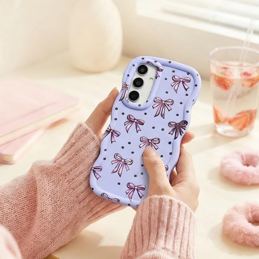 1个创意波点领结，可爱卡通蝴蝶结，粉色、蓝色、紫色可选，兼容三星A/S/FE/PLUS/ULTRA、//PRO/NOTE/POCO/X、苹果/XR/11/14/15/16/17、//HOT/PLAY/SPARK/POP/SMART、/RENO/、荣耀、/E/G/MOTO等手机壳