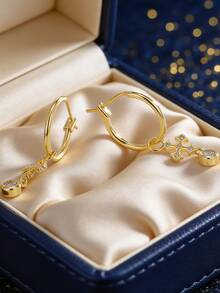 Pendientes de aro chapados en oro para mujeres, adornados con cruces de circonita y colgantes redondos, de estilo minimalista y elegante, adecuados para el uso diario y el vestuario laboral, un regalo ideal para entusiastas de la moda - Dorado - Ver 2