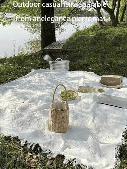 这款白色大号编织野餐垫是春季户外活动的优雅之选！它采用柔软耐用的材质制成，饰有精致的流苏，图案简洁素雅，适合各种场合，是您户外活动的理想之选。