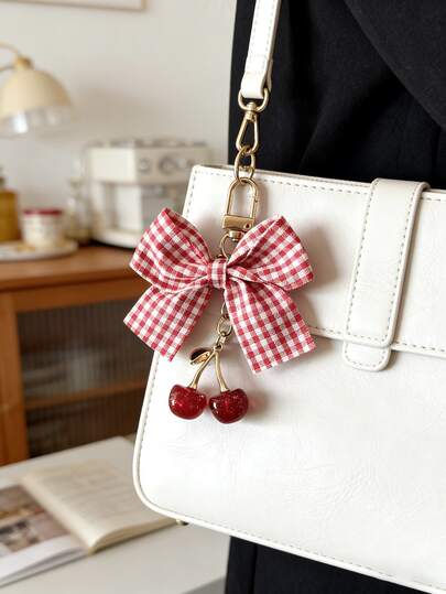 Llavero con lazo de cuadros rojos y dije de cereza con brillo, lindo accesorio de estilo estético para bolsos, colgante de estilo vintage de picnic para bolsos y mochilas, accesorio retro único de fruta como regalo para ella, regalos para madre, padre, graduación y maestro