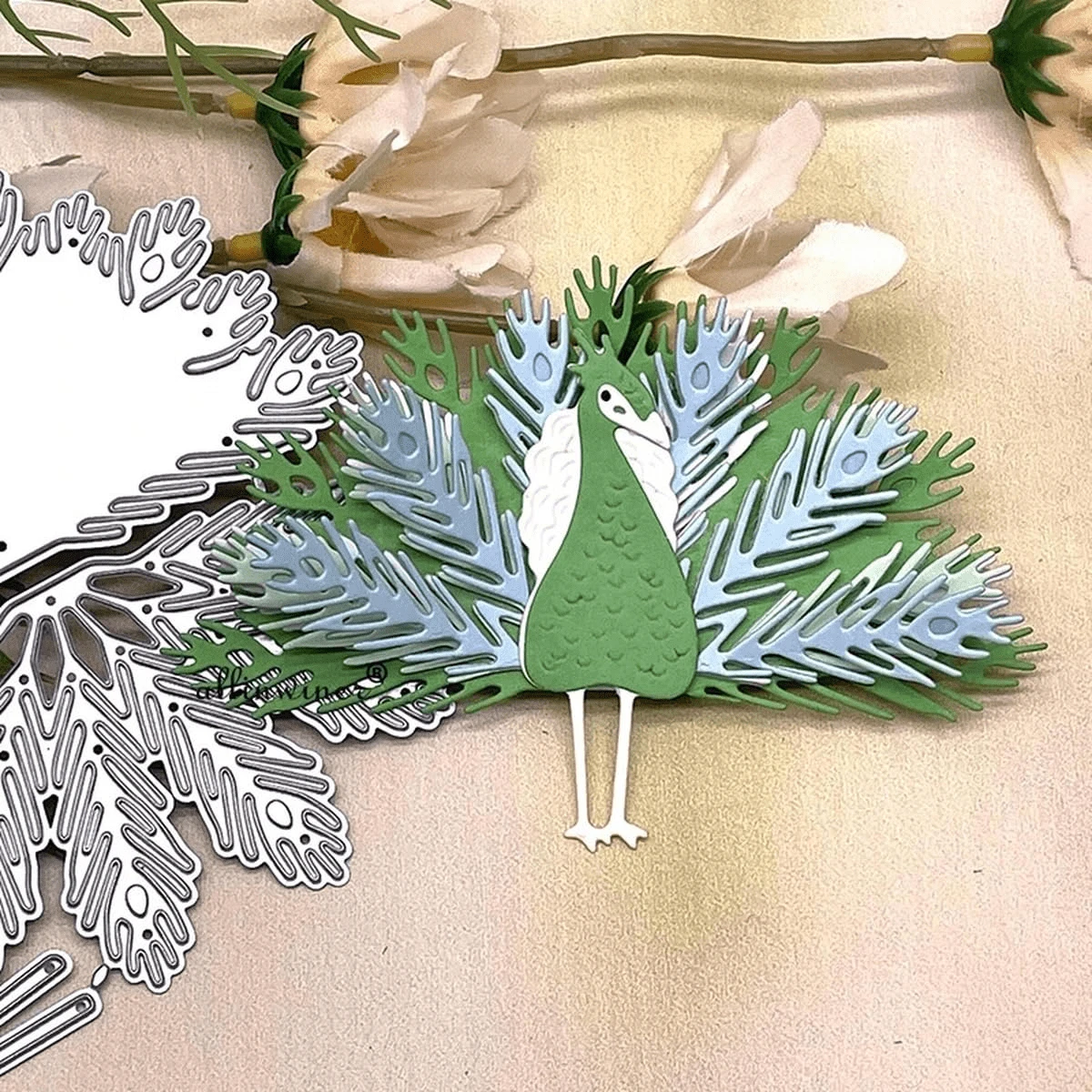 Exquisite Pfau Metall Stanzformen, geeignet für DIY Scrapbooking, Papier Karten, dekorative Handwerkskunst und Präge-Schneiden - silberweiß - Übersicht 1