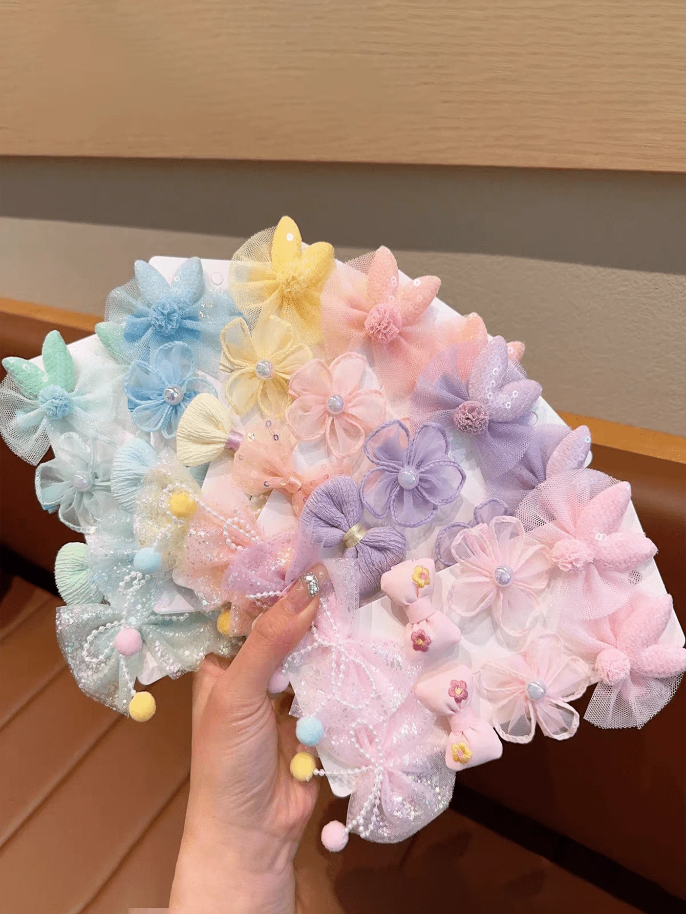 8个布艺亮片花朵发夹，时尚春季刘海夹，带珍珠和网纱蝴蝶结 - 彩色 - 查看 1