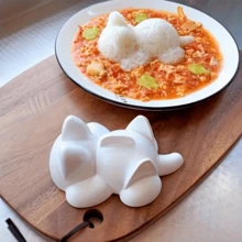 1个可爱猫咪造型寿司/土豆泥模具，塑料材质，3D猫咪造型，可制作萌趣十足的寿司、土豆泥、饭团、婴儿辅食等，适用于家庭厨房、烘焙、备餐、餐厅摆盘、自制便当、野餐、节日餐桌装饰等场合，易于清洁，是提升用餐乐趣、制作可爱菜肴的实用厨房工具。 - 查看 8
