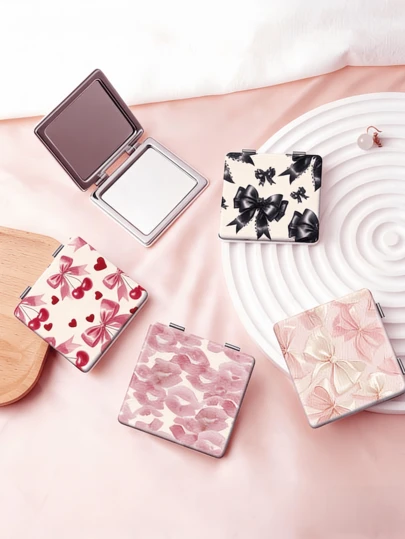 Y2Kシリーズ 折りたたみメイクアップミラー:軽量で超薄型、ポータブルなハンドミラー、粘着テープ付き、あらゆるシーンで使える。折りたたみ式の正方形デザインで持ち運びが簡単。ユニークなY2Kカートゥーンスタイルで、レース、リボン、ハート、さくらんぼ、唇の形のプリントが施されています。