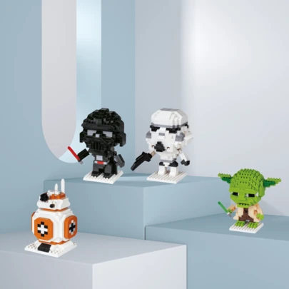 超级可爱的积木拼装玩具，适合寓教于乐的DIY，也是积木爱好者的桌面装饰，木制人偶积木玩具，是生日礼物、生日派对拍照道具和返校用品的理想之选。也适合作为圣诞节、生日礼物和动漫人物玩具。