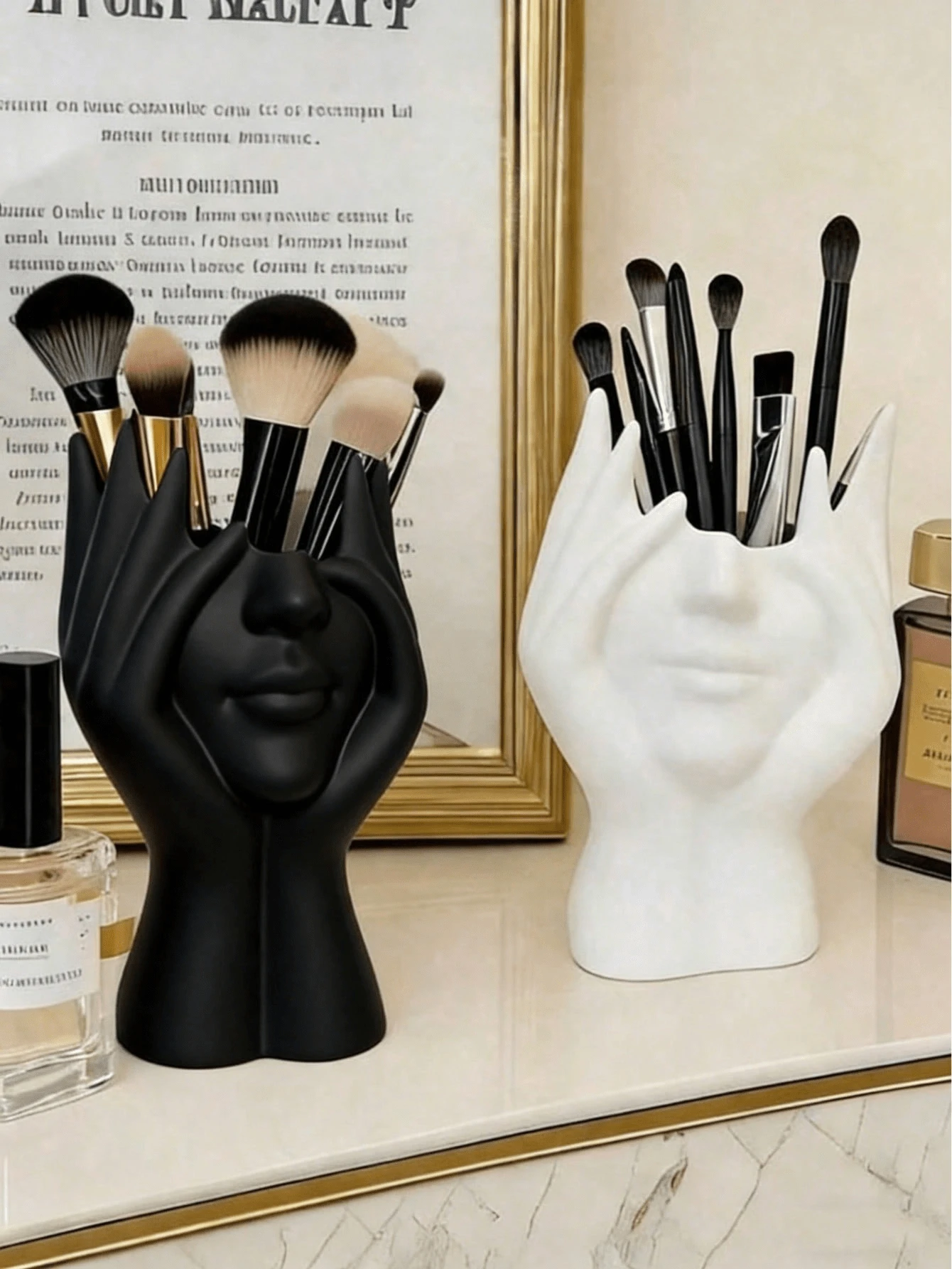 1 pieza Soporte para brochas de maquillaje con forma humana hecho a mano de plástico negro y blanco - Organizador decorativo único para brochas de maquillaje, estante de escritorio para cosméticos, hecho de material de resina decorativa, diseño antideslizante, decoración escultórica, ligero y portátil, estante de almacenamiento de cosméticos de escritorio o baño, elegante y antideslizante, ideal como regalo del Día de San Valentín o para la organización del regreso a la escuela - Multicolor - Ver 1