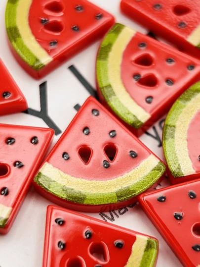 可爱西瓜橙卡通树脂纽扣，DIY纽扣，适用于短袖、长袖、毛衣、玩偶、衬衫、针织衫、帽子等各种服装，异形装饰纽扣，裁缝配件