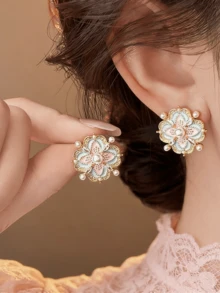 一对简约时尚、奢华独特的铜镶嵌锆石耳钉，专为女性日常佩戴而设计 - 方形 - 查看 1