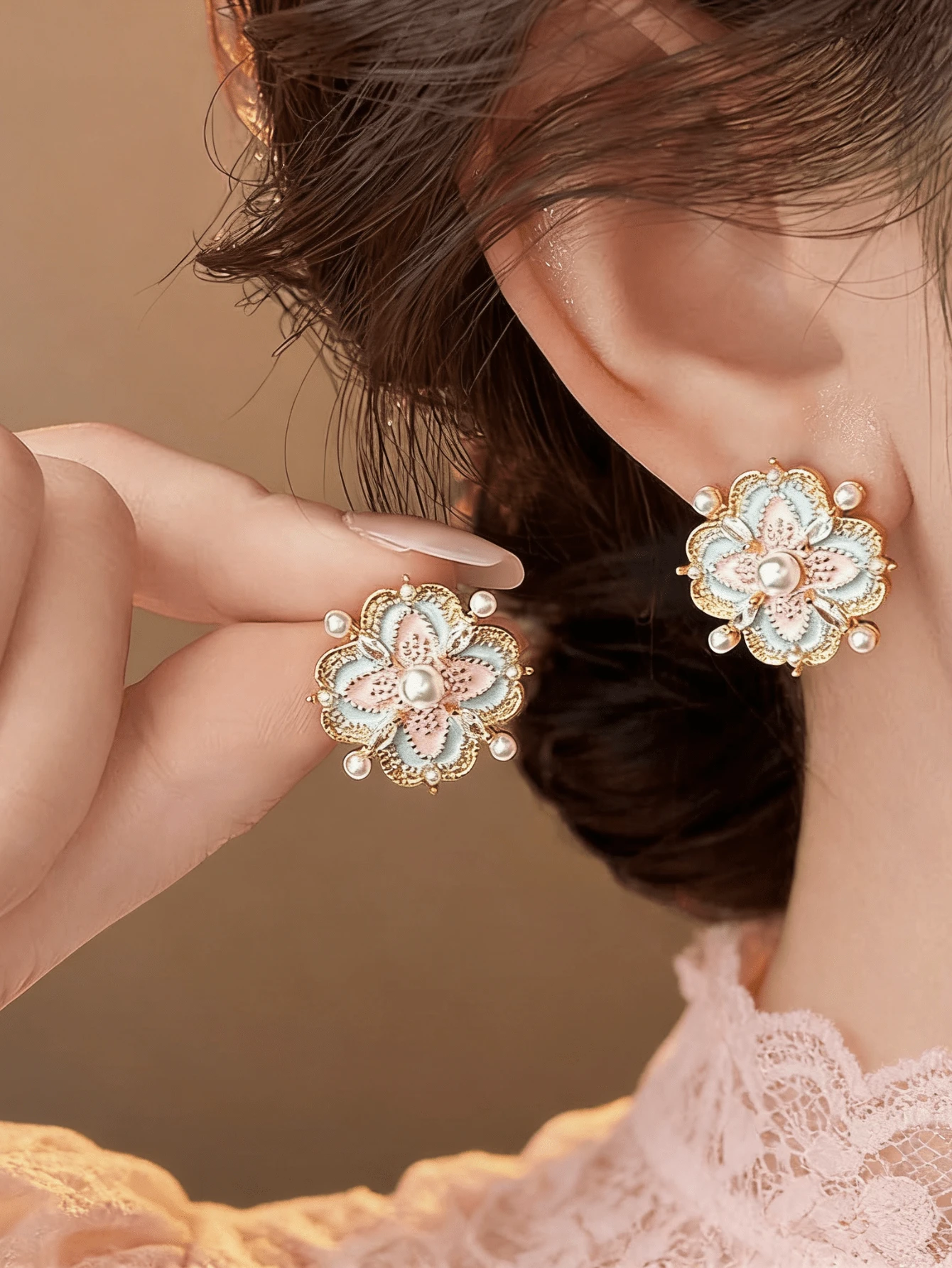 一对简约时尚、奢华独特的铜镶嵌锆石耳钉，专为女性日常佩戴而设计 - 方形 - 查看 1