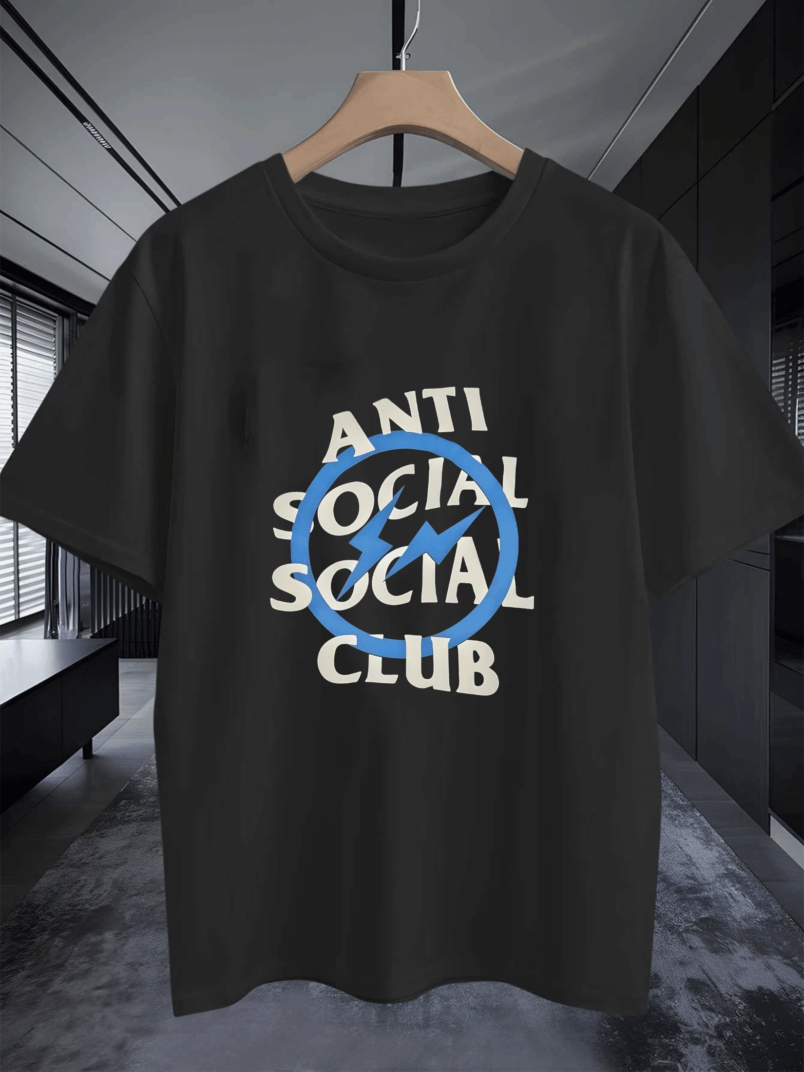 Blue Lightning Bolts Crossing A Circle With Bold Words Expressing Anti Social Club Attitude Symbolizing Independence And Urban Rebellion Men 100% Cotton Tshirt - 黑色 - 查看 1