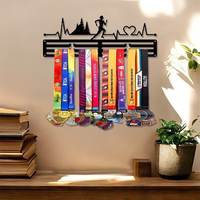1个壁挂式波西米亚风金属奖牌展示架 - 多功能悬挂式奖牌收纳架，适合作为节日礼物，也适用于客厅、卧室、办公室、家居装饰，是运动员和体育爱好者的完美礼物。