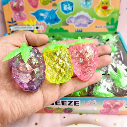 1件闪光水果捏捏乐套装：闪亮菠萝、葡萄和草莓软捏玩具，柔软有弹性，适合儿童和成人，非常适合桌面游戏和缓解压力。