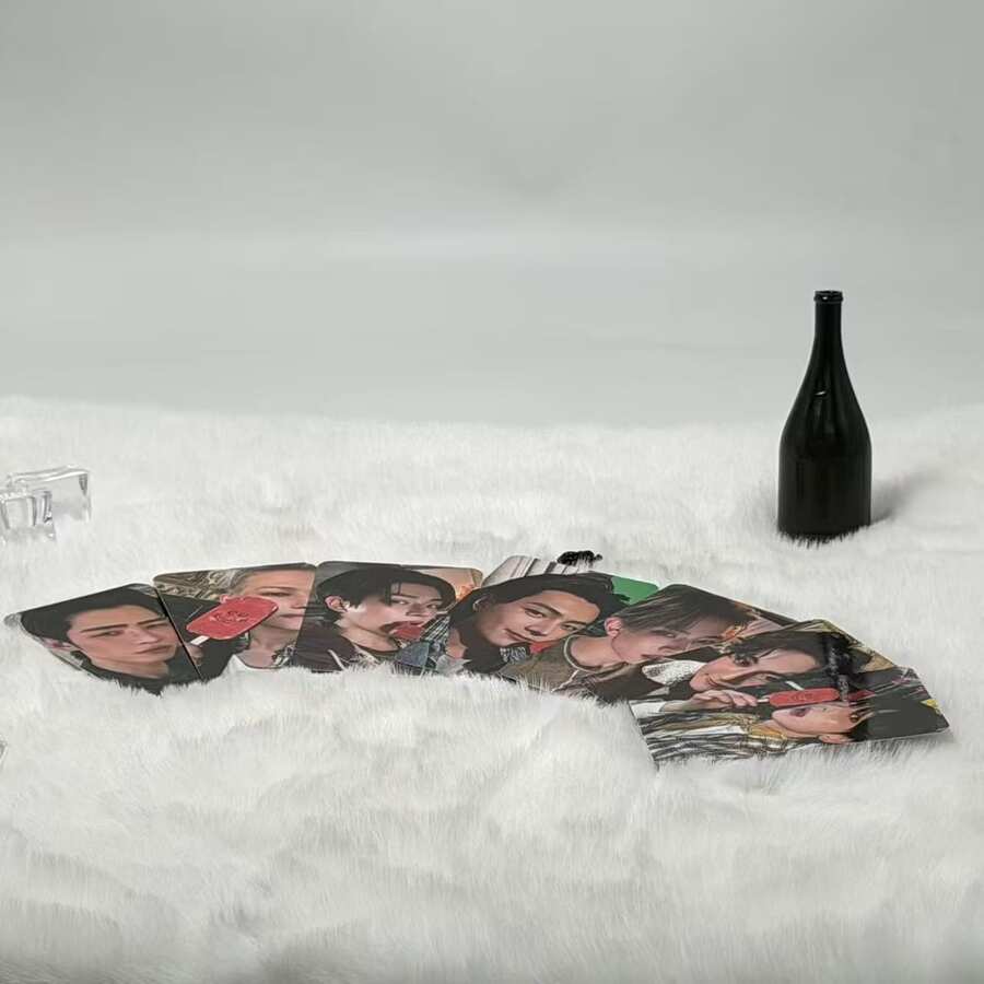 新专辑限量版7张一套小卡 - 包含每位成员的LOMO卡，设计精美，印刷精良，是送给粉丝的完美礼物和理想的周边商品。 - 7 - 查看 1