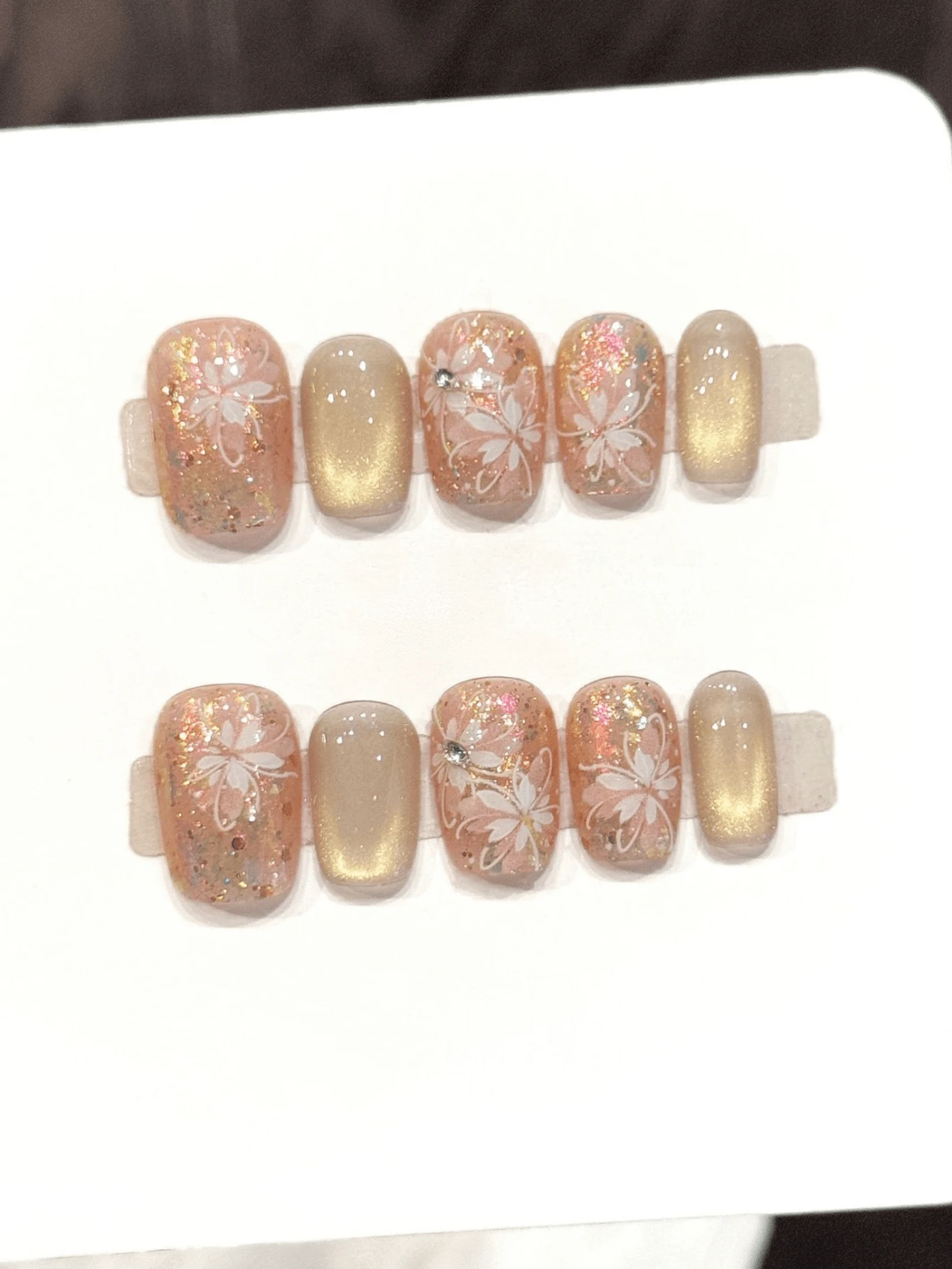 10片方形手工美甲贴纸，适合派对和日常佩戴，“暖玻璃花梦”金色魔法花卉装饰，方形短指甲贴纸，易于佩戴。10片Y2K风格手工美甲贴纸，适合女性节日、派对、音乐节、日常佩戴、情人节、母亲节礼物。按压式美甲贴纸。