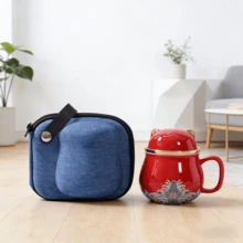 1 tách trà sứ di động kèm bộ lọc trà và nắp đậy. Thiết kế hiện đại, thời trang và thanh lịch với ngăn cách trà và nước. Thích hợp sử dụng tại nhà, văn phòng, cốc du lịch tái sử dụng, món quà tinh tế và tách trà trang nhã. Lý tưởng cho gia đình, nhà bếp, văn phòng, phòng họp, quán cà phê, nhà hàng, quầy bar, quầy thu ngân và tủ trưng bày. Đi kèm túi đựng/tay cầm. - Túi xách di động - Xem 4