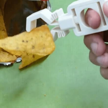 这款可移动、灵活、创意十足的迷你零食夹，让您在享用零食的同时保持双手清洁卫生。 - 白色 - 查看 3