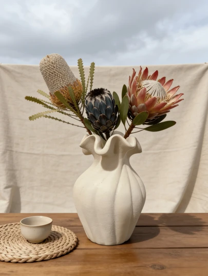 侘寂奶油色 + 柔和米灰色调 + 圆润瓶身 + 天然砂岩纹理 + 适用于柔和的装饰摆设 + 砂岩艺术花瓶 + 乔迁/春日焕新