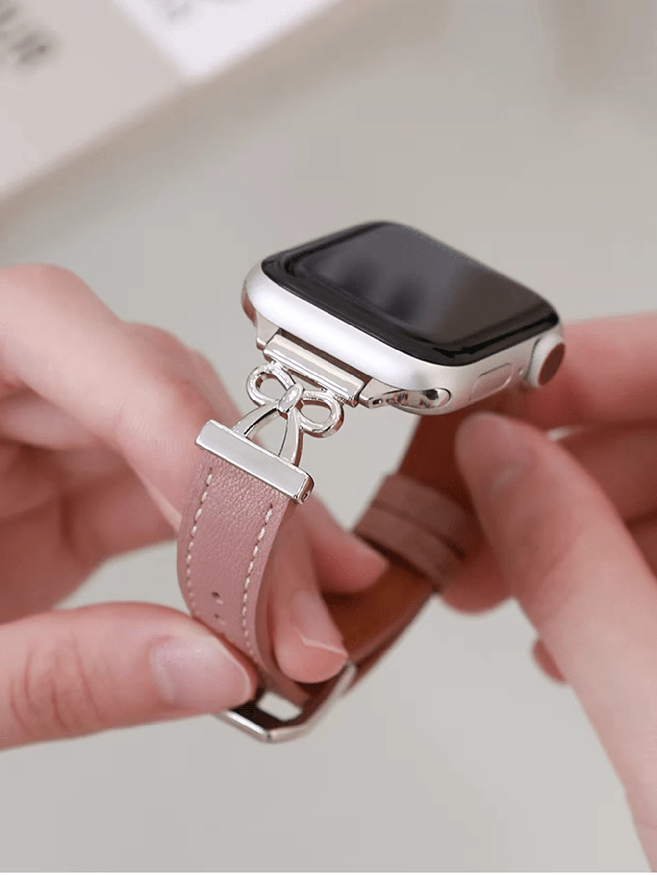 1条装饰时尚优雅精致真皮表带，兼容 38mm、40mm、41mm、42mm、44mm、45mm、46mm、49mm，女士金色、银色、万圣节黑色可选，魅力纤薄运动表带，兼容 Series Ultra 10/9/8/7/6/5/4/3/2/1 SE - 玫紅色 - 查看 1